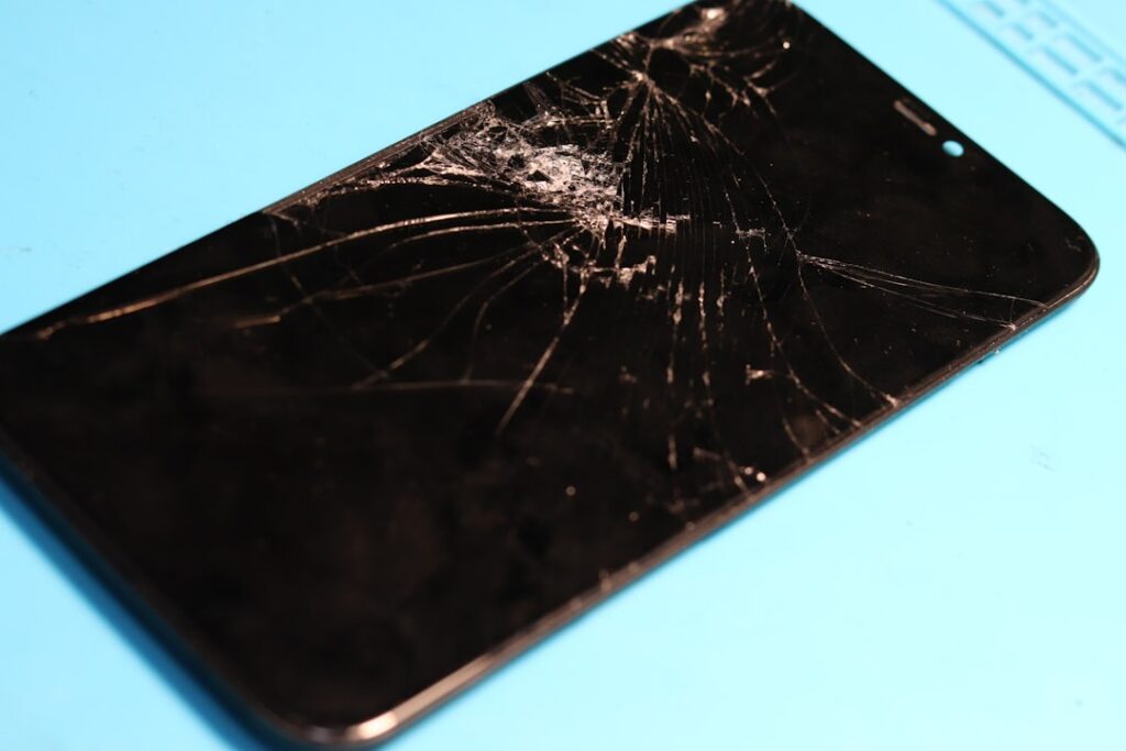 Разбитый экран iPhone: что нельзя делать до визита в сервис