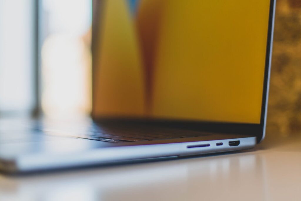 Почему MacBook не заряжается выше 80% и что с этим делать